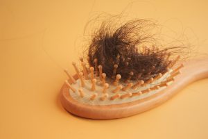 ¿Por qué se cae el cabello? Causas más comunes y cómo tratarlas